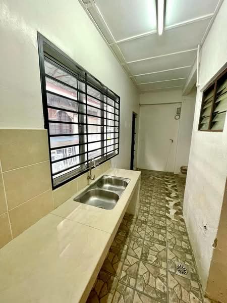 Rumah Teres 2 Tingkat untuk Disewa di Taman Serdang Raya (Seri Kembangan) - Kew . - Kitchen - PropertyGuru.com.my