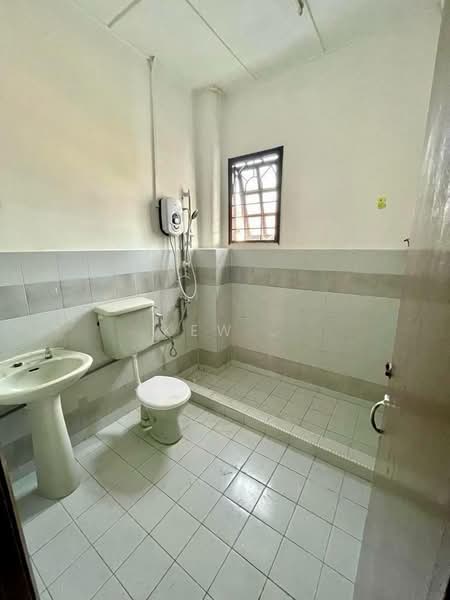 Rumah Teres 2 Tingkat untuk Disewa di Taman Serdang Raya (Seri Kembangan) - Kew . - Bathroom - PropertyGuru.com.my