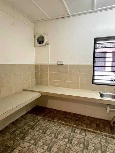 Rumah Teres 2 Tingkat untuk Disewa di Taman Serdang Raya (Seri Kembangan) - Kew . - Kitchen - PropertyGuru.com.my