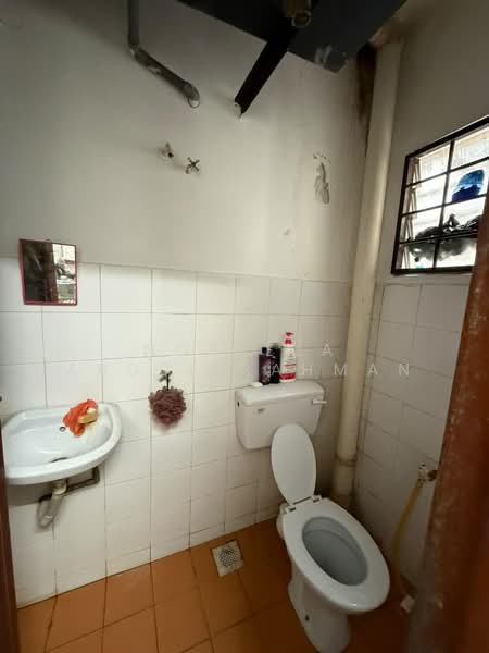 Pangsapuri untuk Dijual di Ruvena Villa - Norlela Abdul Rahman - Bathroom - PropertyGuru.com.my