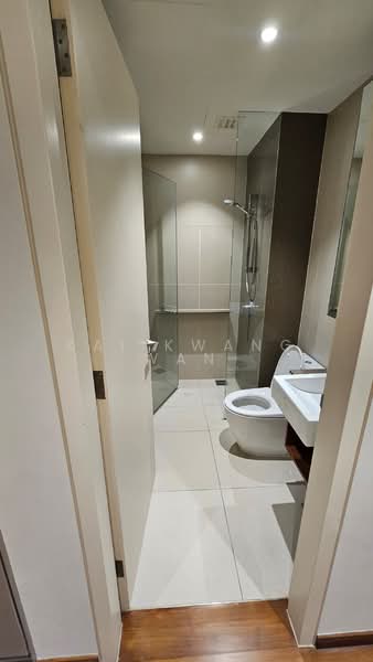 Servis Apartment untuk Disewa di Stonor 3 - Kai kwang Wan - Bathroom - PropertyGuru.com.my