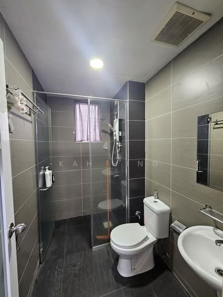 Service Residence for Sale at Maxim Residences - Kah Hing - Bathroom - PropertyGuru.com.my