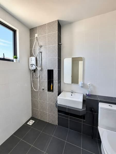 Rumah Teres untuk Dijual di Eco Grandeur (Puncak Alam) - Nafis Hashim - Bathroom - PropertyGuru.com.my