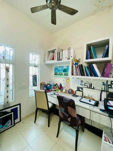 Rumah Banglo untuk Dijual di Taman Pinggiran Putra (Seri Kembangan) - Luqman Ramli - Study - PropertyGuru.com.my