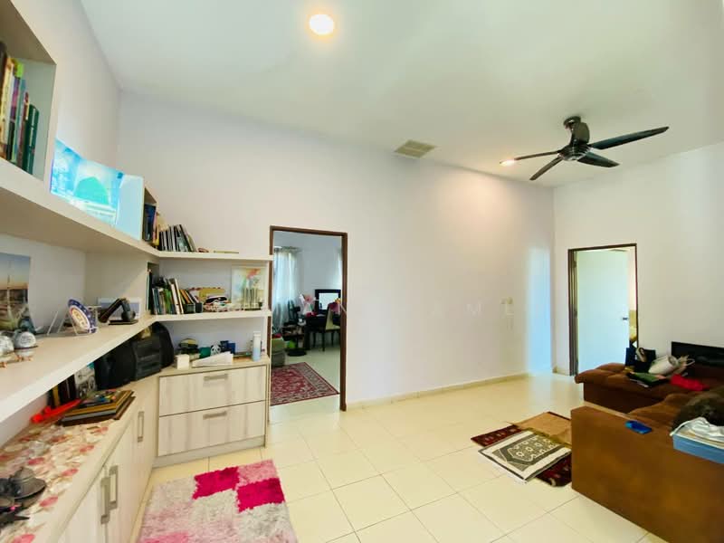 Rumah Banglo untuk Dijual di Taman Pinggiran Putra (Seri Kembangan) - Luqman Ramli - Living Room - PropertyGuru.com.my