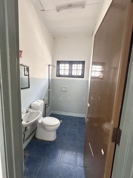 Rumah Banglo untuk Disewa di Bandar Country Homes (Rawang) - Vivian Lai - Bathroom - PropertyGuru.com.my
