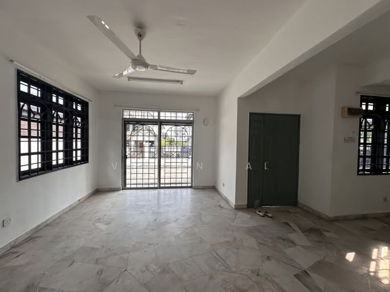 Rumah Banglo untuk Disewa di Bandar Country Homes (Rawang) - Vivian Lai - Living Room - PropertyGuru.com.my