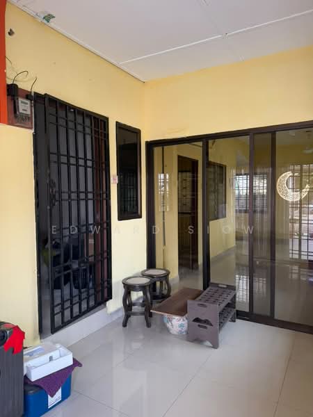 Semi-Detached House for Rent in Taman Abad (Johor Bahru) - Edward Siow - Entrance - PropertyGuru.com.my