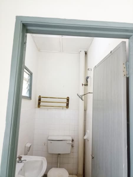 Pangsapuri untuk Dijual di Dahlia Apartment - Max Low - Bathroom - PropertyGuru.com.my