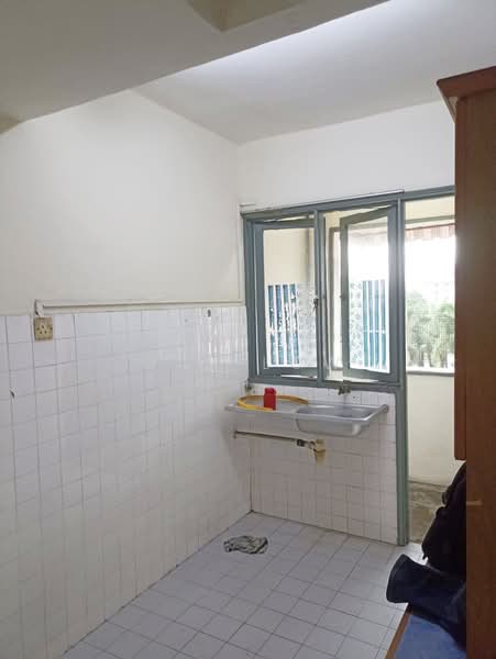 Pangsapuri untuk Dijual di Dahlia Apartment - Max Low - Kitchen - PropertyGuru.com.my