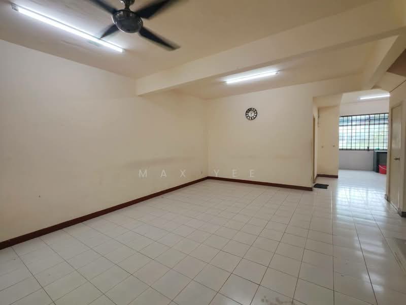 2-storey Terraced House for Rent in Bandar Putra (Kulai) - Max Yee - Living Room - PropertyGuru.com.my