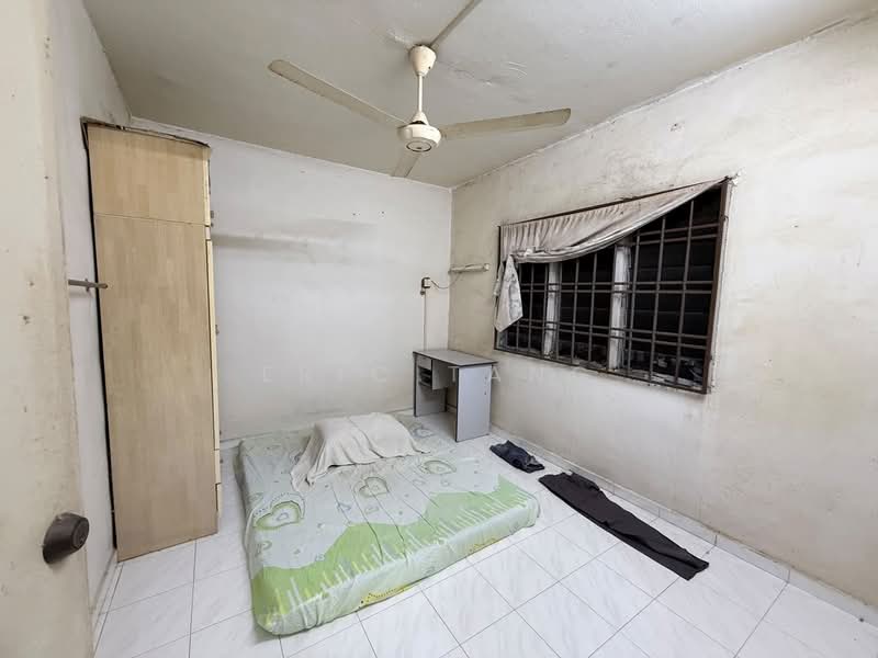 Rumah Flat untuk Dijual di Tasek Seri Alam - Eric Tang - Bedroom - PropertyGuru.com.my