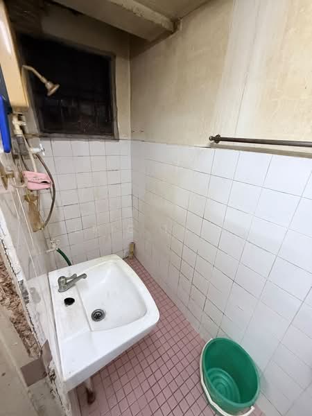 Rumah Flat untuk Dijual di Tasek Seri Alam - Eric Tang - Bathroom - PropertyGuru.com.my