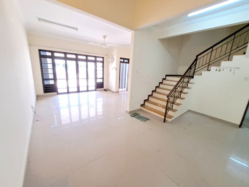 2.5-storey Terraced House for Sale in Bandar Kinrara Seksyen 5 (Bandar Kinrara) - SUNNY YONG - Living Room - PropertyGuru.com.my