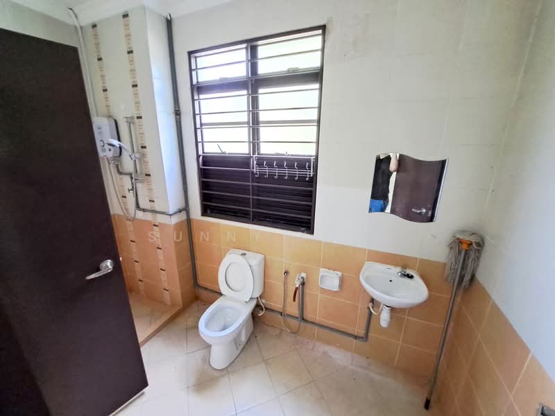 2.5-storey Terraced House for Sale in Bandar Kinrara Seksyen 5 (Bandar Kinrara) - SUNNY YONG - Bathroom - PropertyGuru.com.my