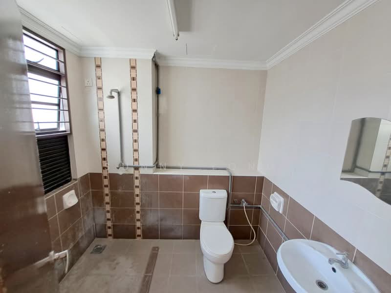 2.5-storey Terraced House for Sale in Bandar Kinrara Seksyen 5 (Bandar Kinrara) - SUNNY YONG - Bathroom - PropertyGuru.com.my