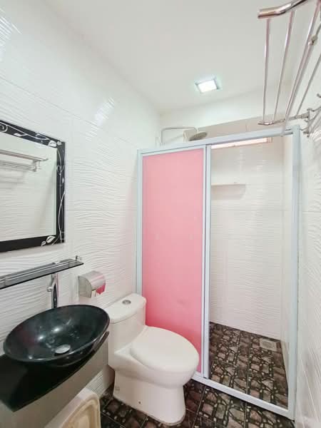 Pangsapuri untuk Dijual di Kipark Apartment - Daniel Ling - Bathroom - PropertyGuru.com.my