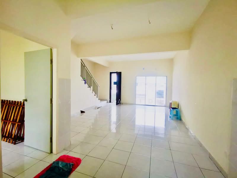 2-storey Terraced House for Sale in Bandar Puncak Alam (Puncak Alam) - Azri Zabidin - Living Room - PropertyGuru.com.my
