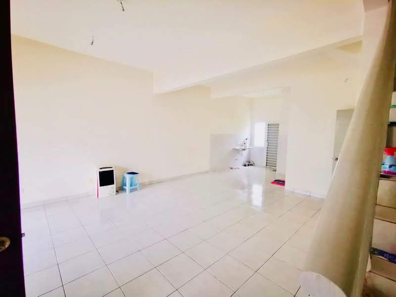 2-storey Terraced House for Sale in Bandar Puncak Alam (Puncak Alam) - Azri Zabidin - Living Room - PropertyGuru.com.my