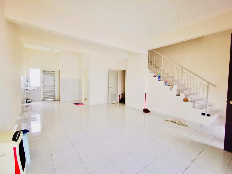 2-storey Terraced House for Sale in Bandar Puncak Alam (Puncak Alam) - Azri Zabidin - Living Room - PropertyGuru.com.my