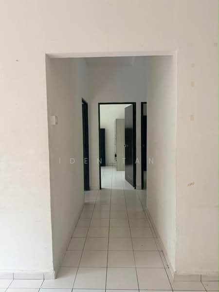 Rumah Flat untuk Dijual di Taman Pulai Utama - Iden Tan - Corridor - PropertyGuru.com.my