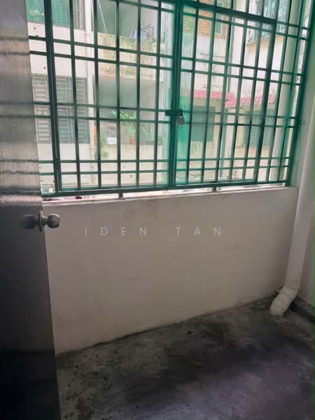 Rumah Flat untuk Dijual di Taman Pulai Utama - Iden Tan - Balcony - PropertyGuru.com.my