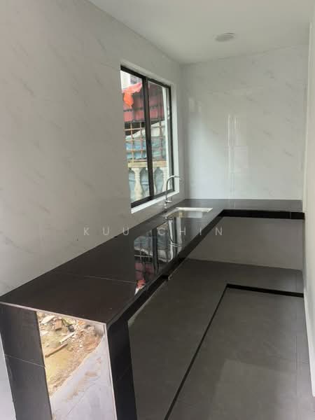 Rumah Teres 2 Tingkat untuk Dijual di Taman Nora (Ulu Tiram) - Kuu Chin - Kitchen - PropertyGuru.com.my