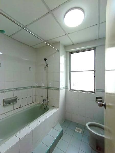 Kondominium untuk Dijual di Pantai Panorama Condominiums - REX LIM - Bathroom - PropertyGuru.com.my