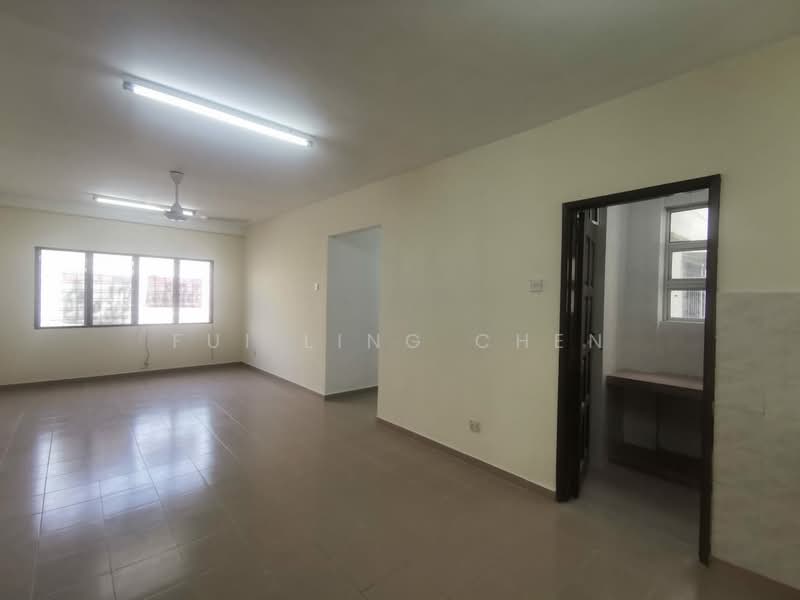 Pangsapuri untuk Dijual di Putra Permai Block B - Fui Ling Chen - Living Room - PropertyGuru.com.my