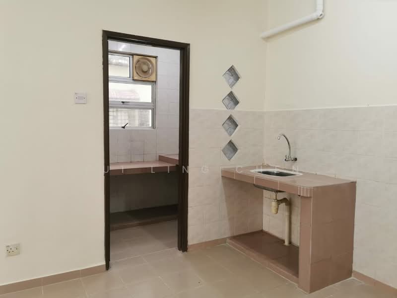 Pangsapuri untuk Dijual di Putra Permai Block B - Fui Ling Chen - Kitchen - PropertyGuru.com.my