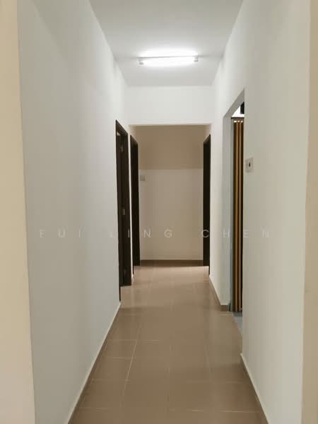 Pangsapuri untuk Dijual di Putra Permai Block B - Fui Ling Chen - Corridor - PropertyGuru.com.my