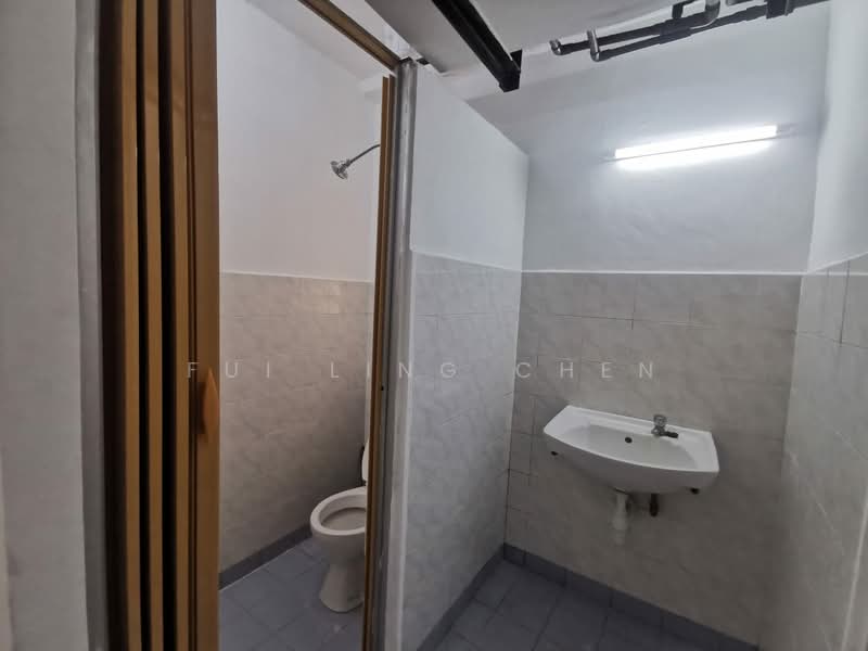 Pangsapuri untuk Dijual di Putra Permai Block B - Fui Ling Chen - Bathroom - PropertyGuru.com.my