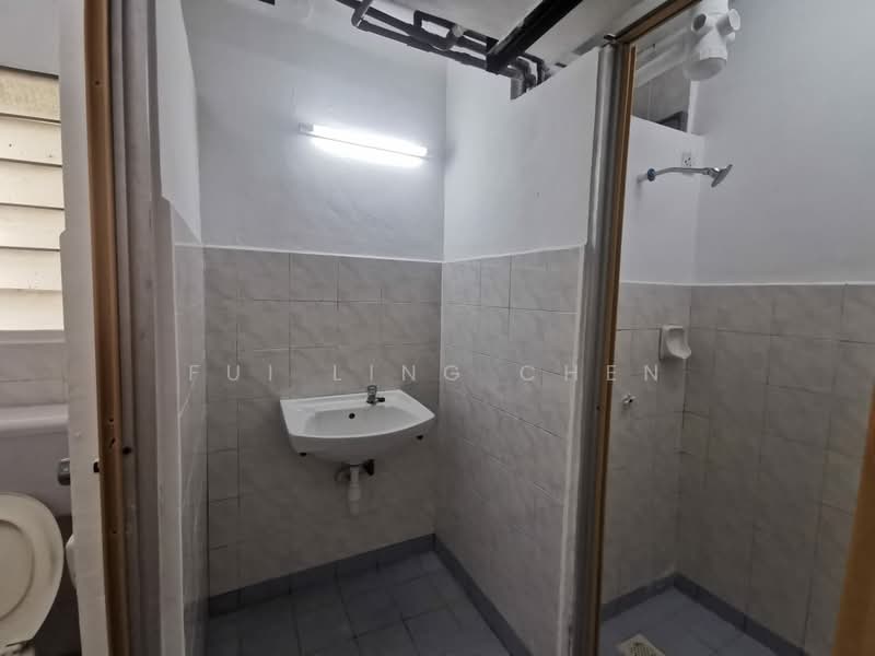 Pangsapuri untuk Dijual di Putra Permai Block B - Fui Ling Chen - Bathroom - PropertyGuru.com.my