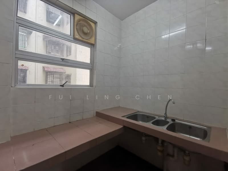 Pangsapuri untuk Dijual di Putra Permai Block B - Fui Ling Chen - Kitchen - PropertyGuru.com.my