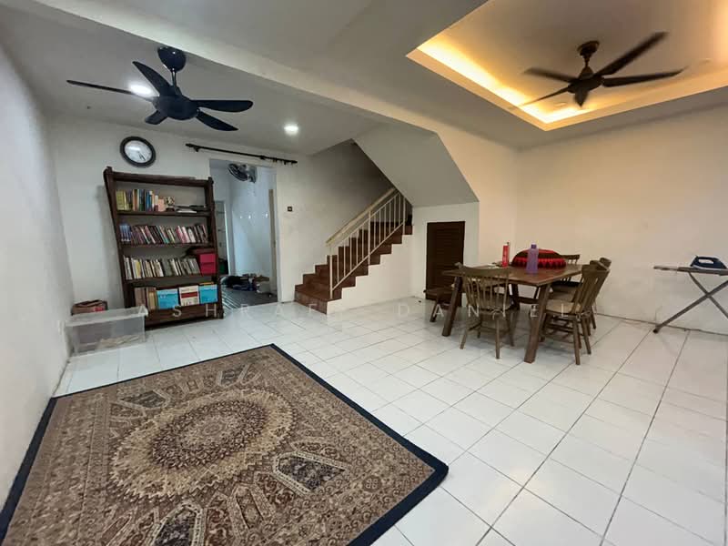 Rumah Teres untuk Dijual di Taman Bukit Subang (Shah Alam) - Ashraff Daniel - Living Room - PropertyGuru.com.my