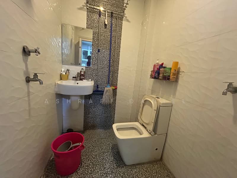 Rumah Teres untuk Dijual di Taman Bukit Subang (Shah Alam) - Ashraff Daniel - Bathroom - PropertyGuru.com.my