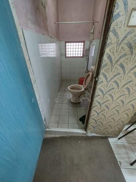 Flat for Sale at Desa Selatan - Eric Kang - Bathroom - PropertyGuru.com.my