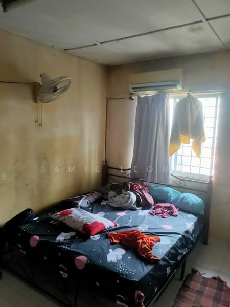 Pangsapuri untuk Dijual di Taman Petaling Utama Flat - Jamie Leong - Bedroom - PropertyGuru.com.my
