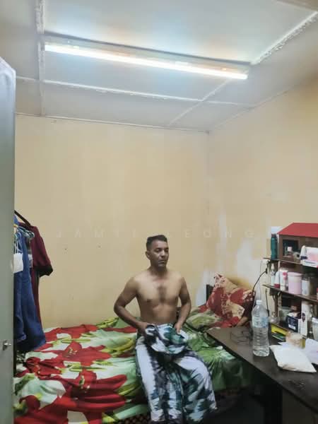Pangsapuri untuk Dijual di Taman Petaling Utama Flat - Jamie Leong - Bedroom - PropertyGuru.com.my