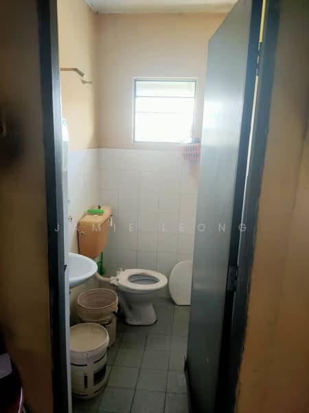 Pangsapuri untuk Dijual di Taman Petaling Utama Flat - Jamie Leong - Bathroom - PropertyGuru.com.my