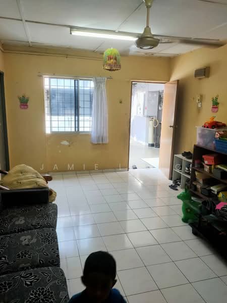 Pangsapuri untuk Dijual di Taman Petaling Utama Flat - Jamie Leong - Living Room - PropertyGuru.com.my
