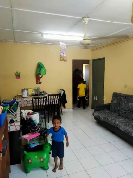 Pangsapuri untuk Dijual di Taman Petaling Utama Flat - Jamie Leong - Living Room - PropertyGuru.com.my