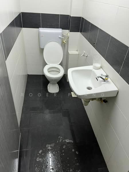 Shop for Sale in Klang (Selangor) - Roger Phang - Bathroom - PropertyGuru.com.my