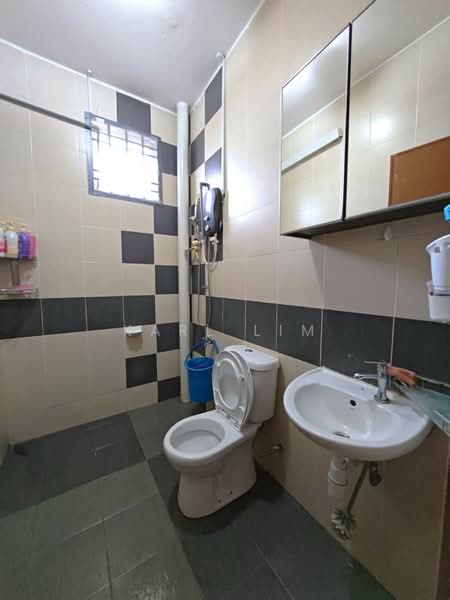 Rumah Teres 2 Tingkat untuk Dijual di Taman Bestari Indah (Ulu Tiram) - Karl Lim - Bathroom - PropertyGuru.com.my