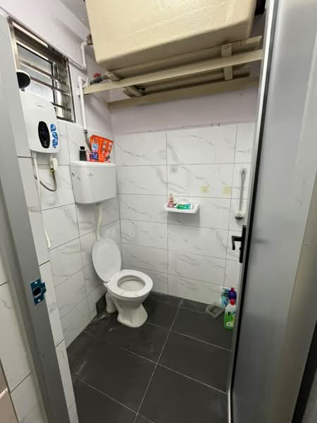 Rumah Flat untuk Disewa di Flat Taman Ungku Tun Aminah - Samuel Lee - Bathroom - PropertyGuru.com.my