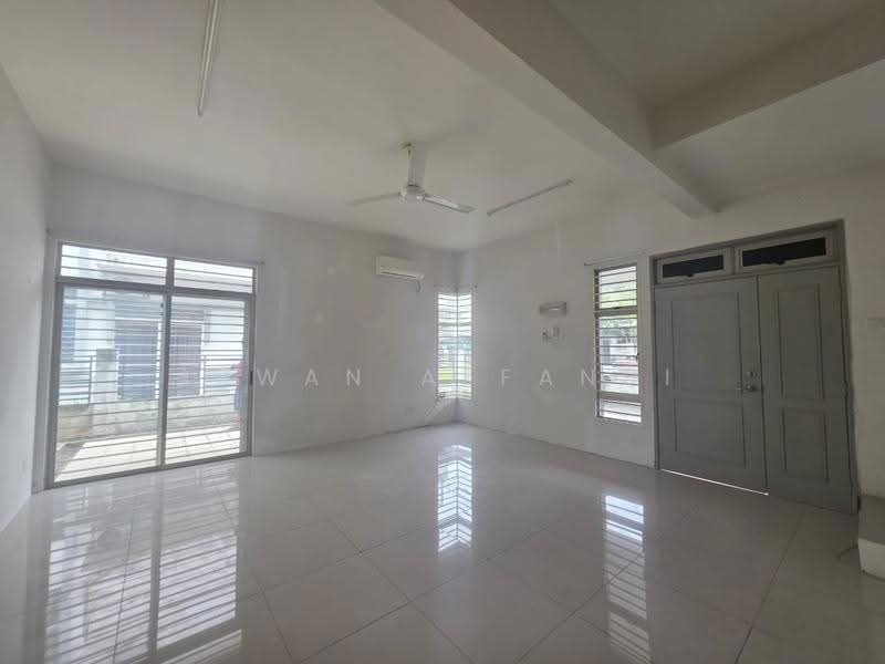 Semi-Detached House for Sale in Bandar Saujana Putra (Tanjong Duabelas) - Irwan Affandi - Living Room - PropertyGuru.com.my