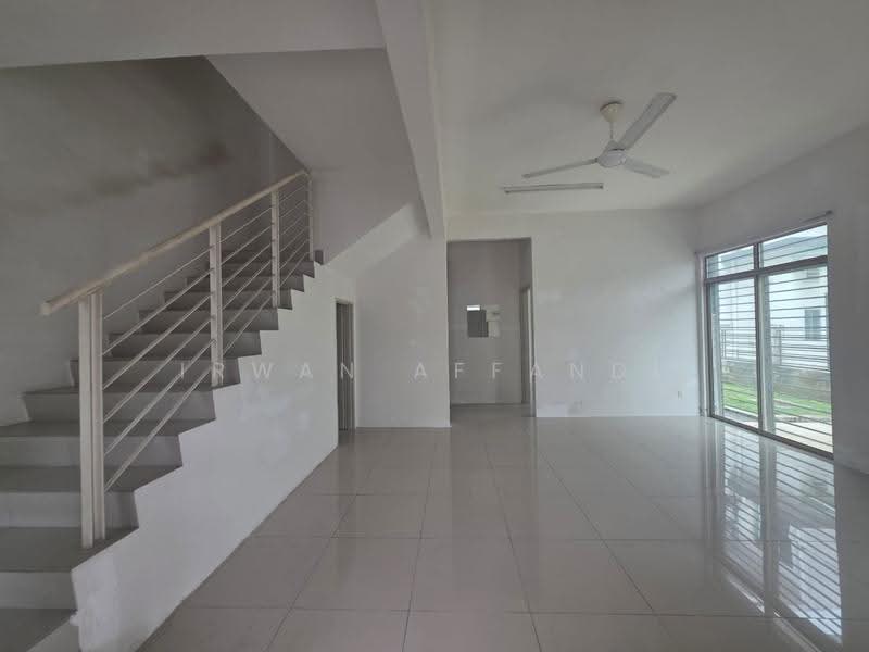 Semi-Detached House for Sale in Bandar Saujana Putra (Tanjong Duabelas) - Irwan Affandi - Living Room - PropertyGuru.com.my
