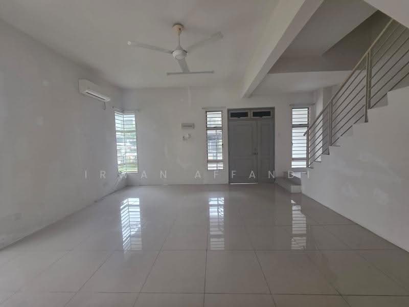 Semi-Detached House for Sale in Bandar Saujana Putra (Tanjong Duabelas) - Irwan Affandi - Living Room - PropertyGuru.com.my