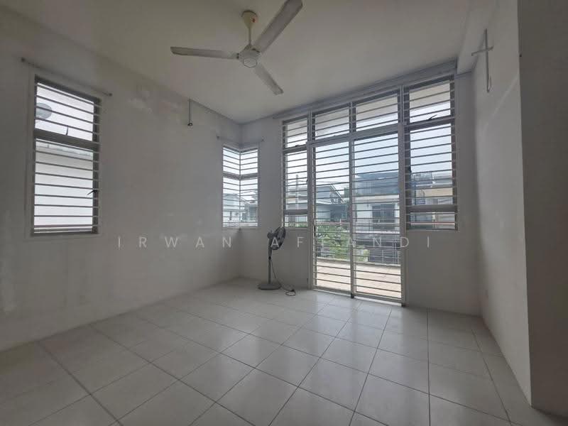 Semi-Detached House for Sale in Bandar Saujana Putra (Tanjong Duabelas) - Irwan Affandi - Living Room - PropertyGuru.com.my