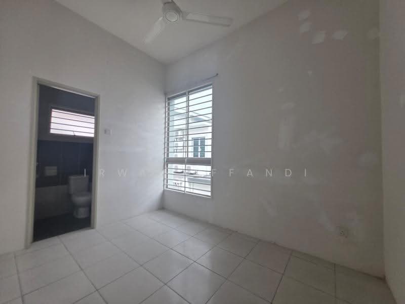 Semi-Detached House for Sale in Bandar Saujana Putra (Tanjong Duabelas) - Irwan Affandi - Bathroom - PropertyGuru.com.my